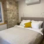 Cloe Apartment