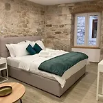 Cloe Apartment