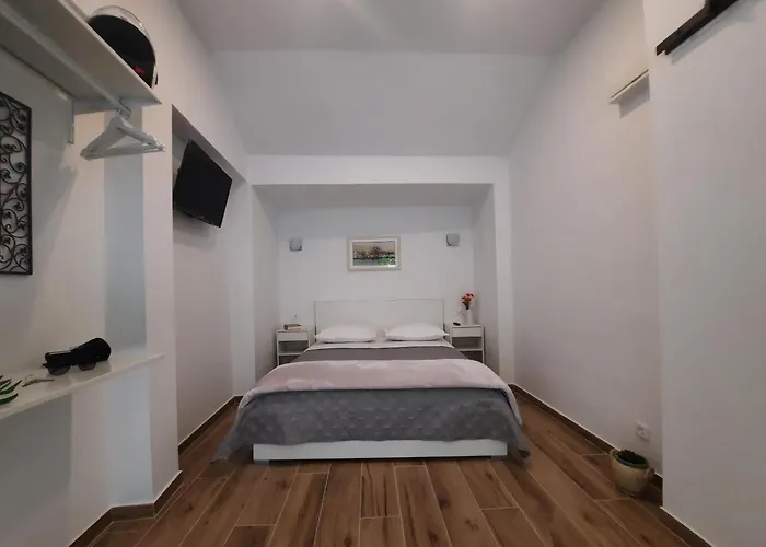 Downtown Modern Suite