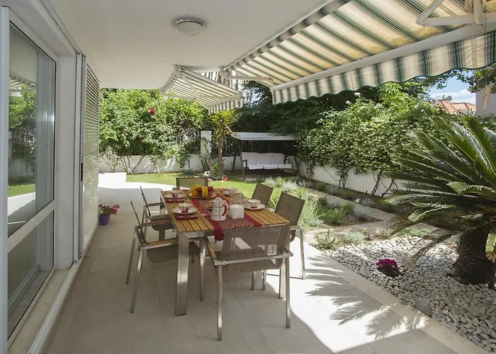 Deluxe Apartment Lea With Large Garden