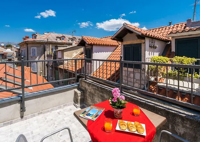 Rooftop City View Apartment In The Palace Walls