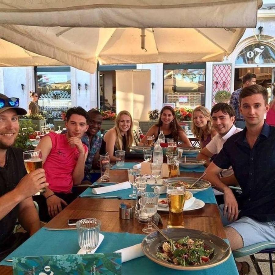 Albergue Booze & Snooze Social