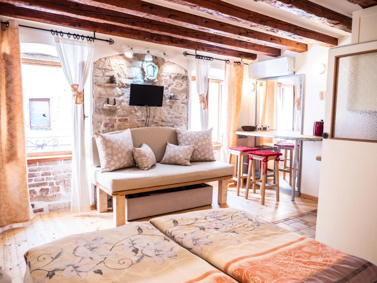 Apartment And Mauro Split