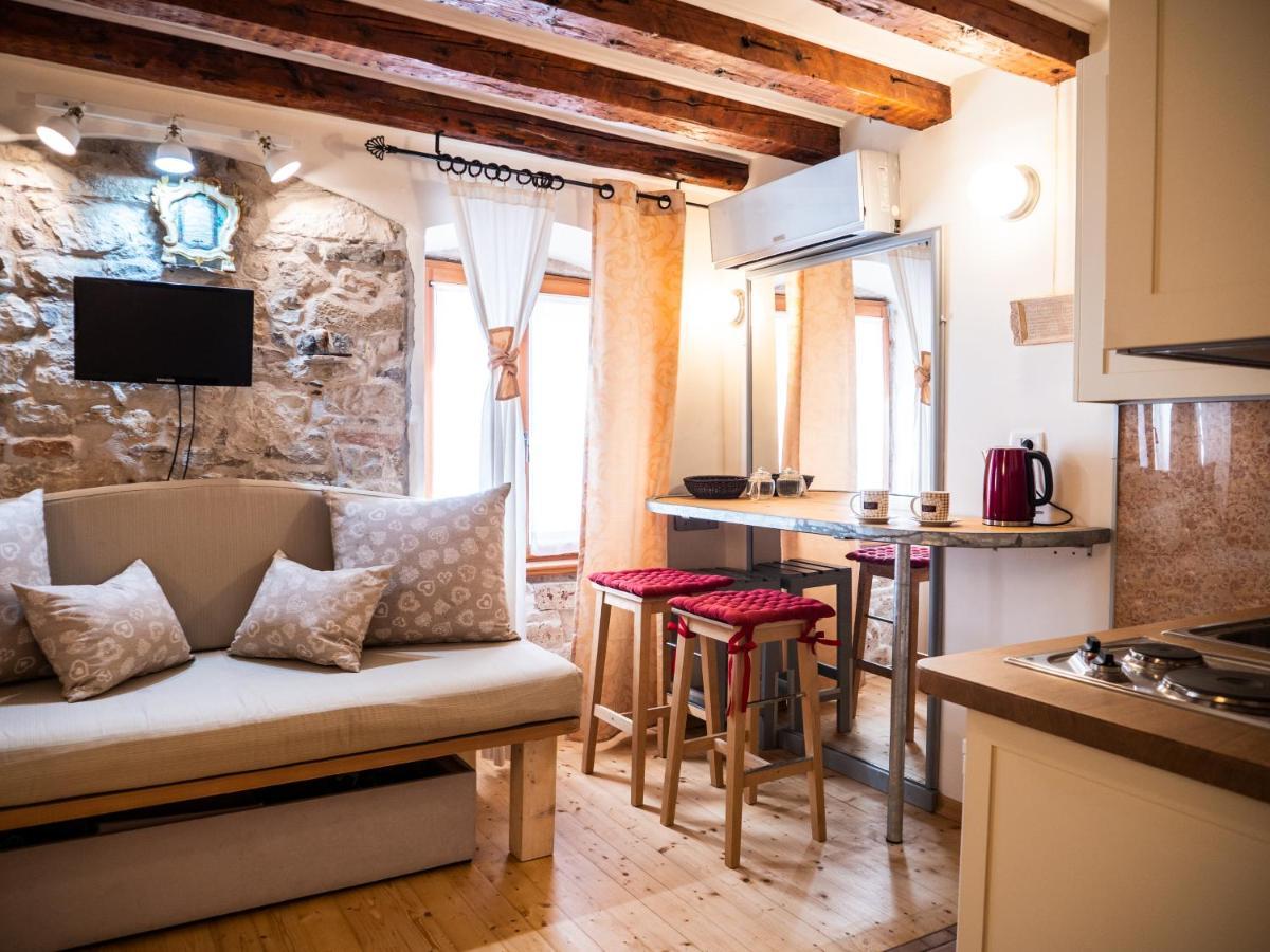 Apartment And Mauro Split