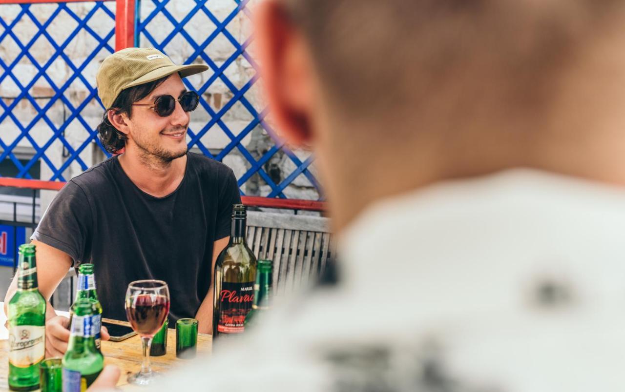 Albergue Booze & Snooze Social Split