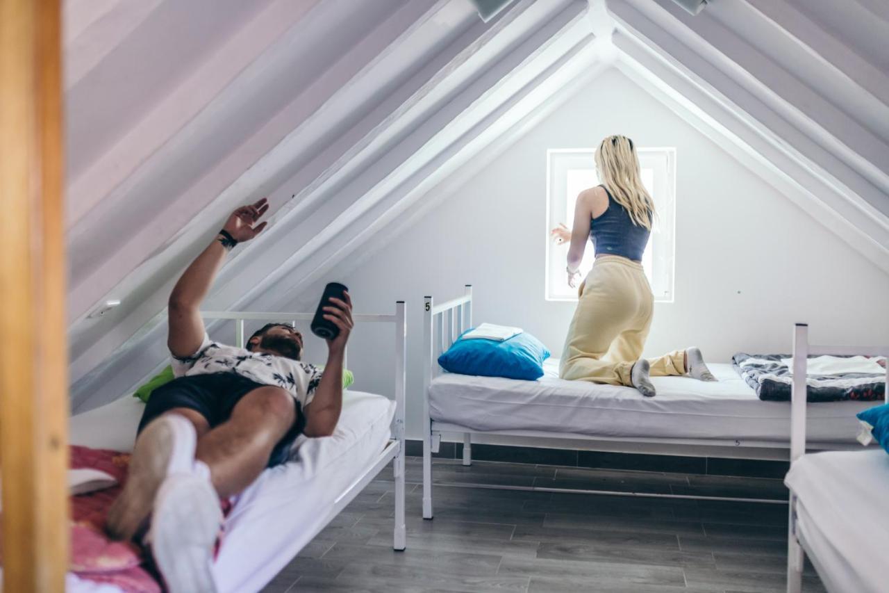 Albergue Booze & Snooze Social Split