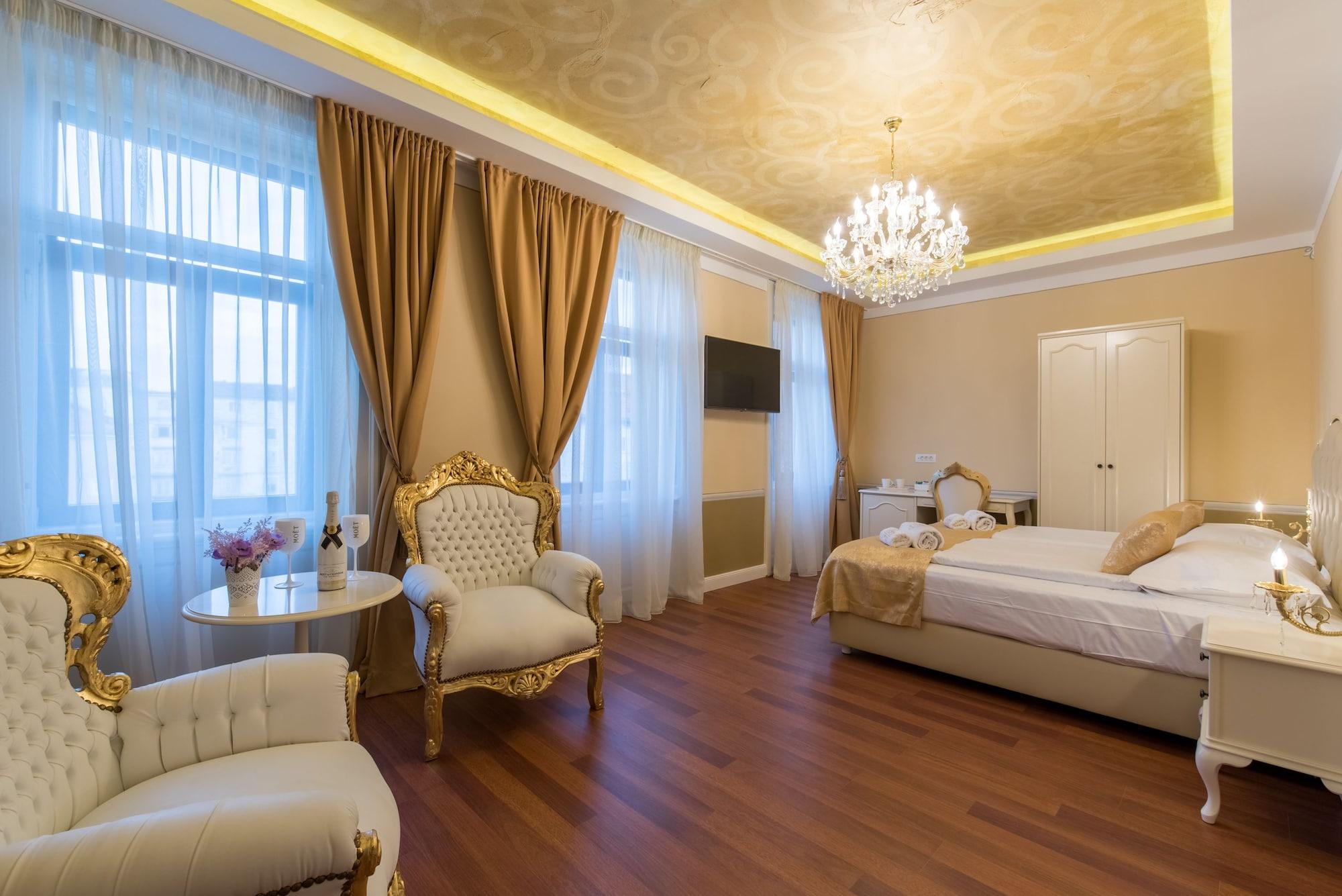 Square Heritage Hotel 4*