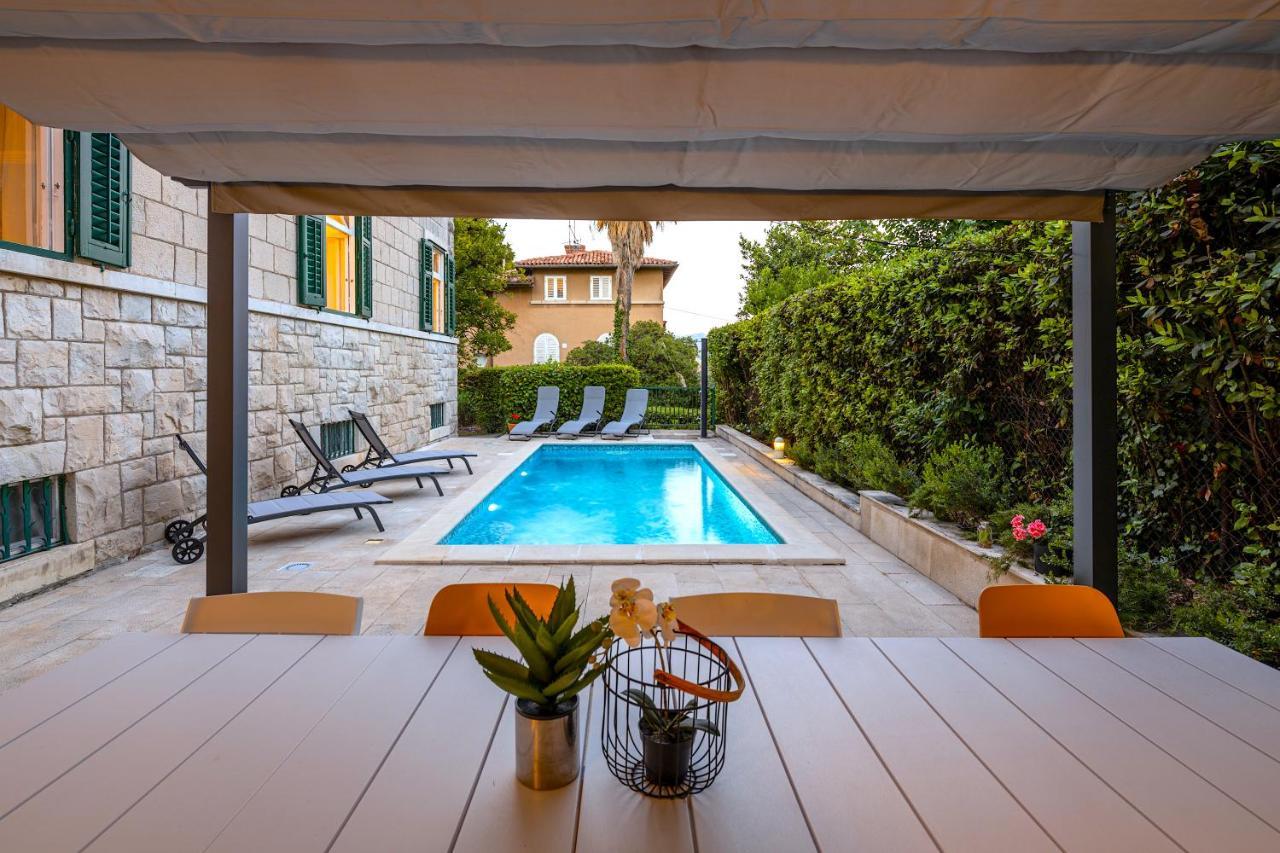 Stone Majestic W Pool - Center