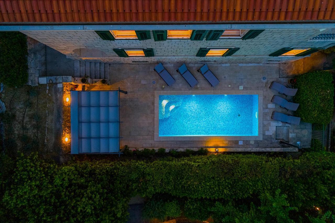Stone Majestic W Pool - Center