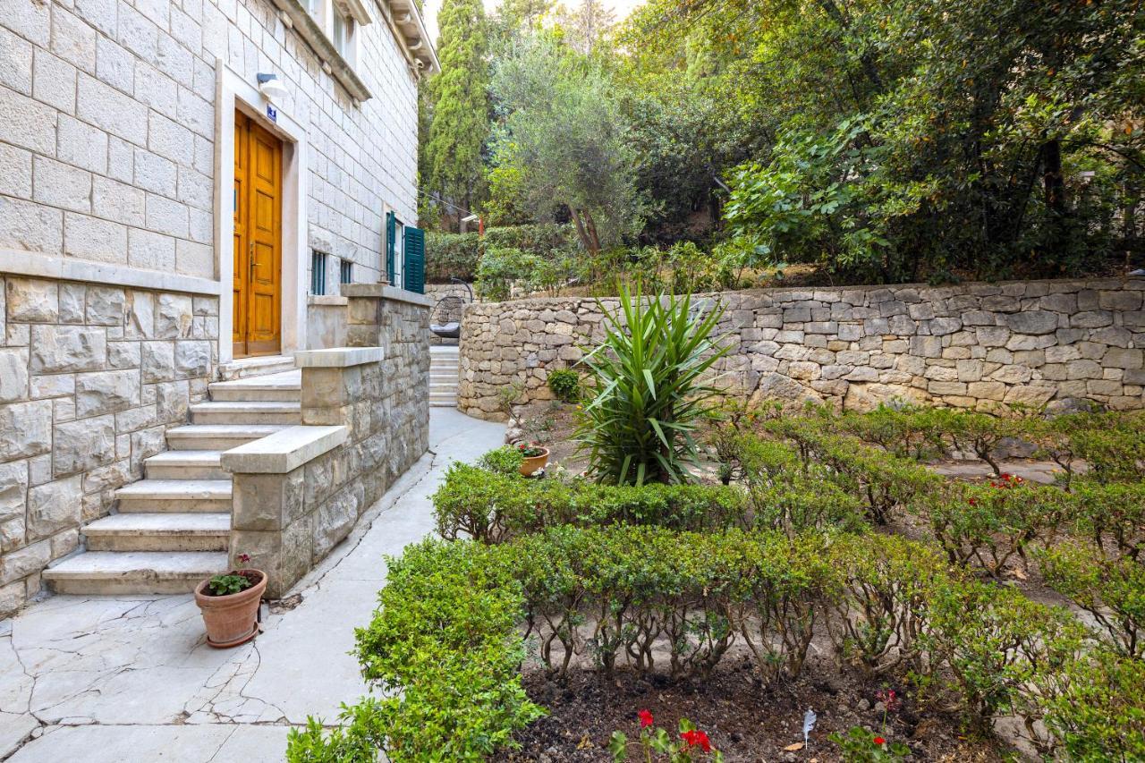 Stone Majestic W Pool - Center Split