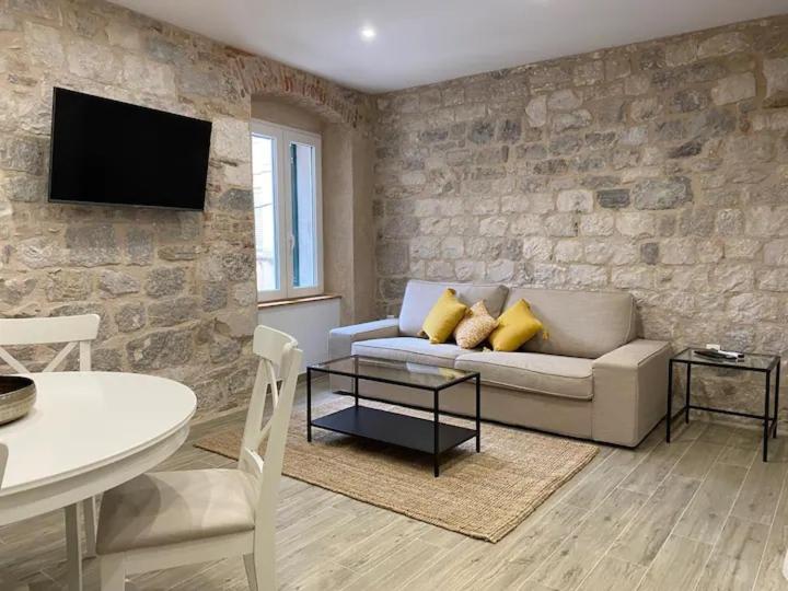 Cloe Apartment