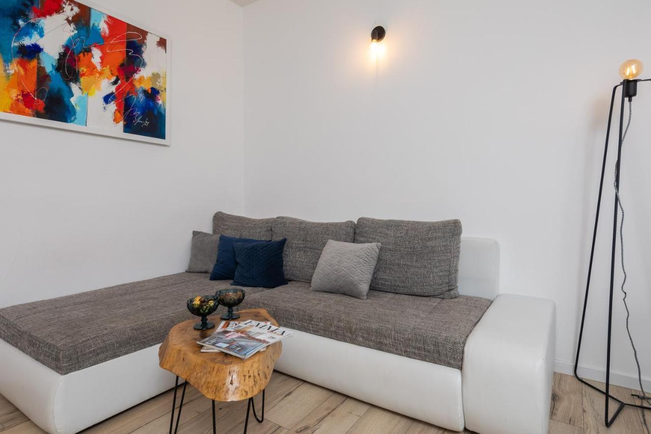 App - Private Parking & Terrace Apartment