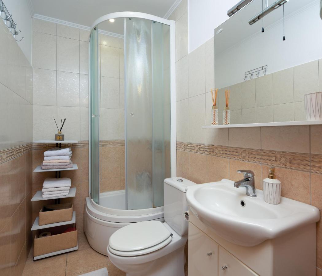 App - Private Parking & Terrace Apartment