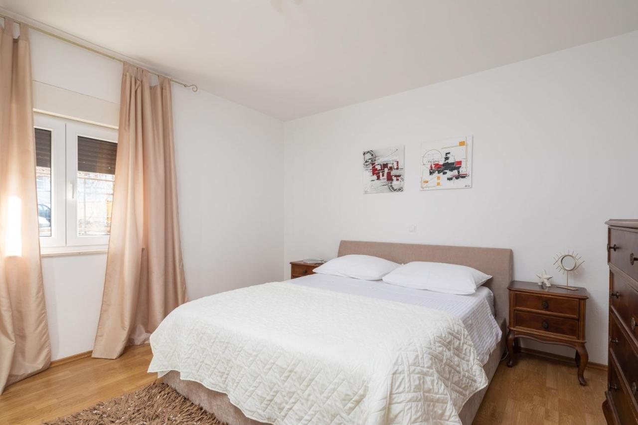 App - Private Parking & Terrace Split
