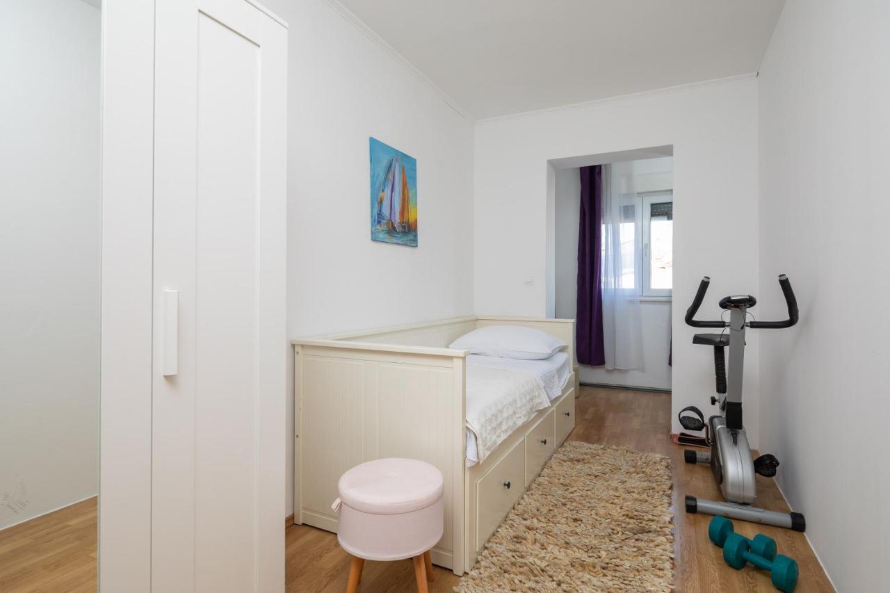 App - Private Parking & Terrace Split