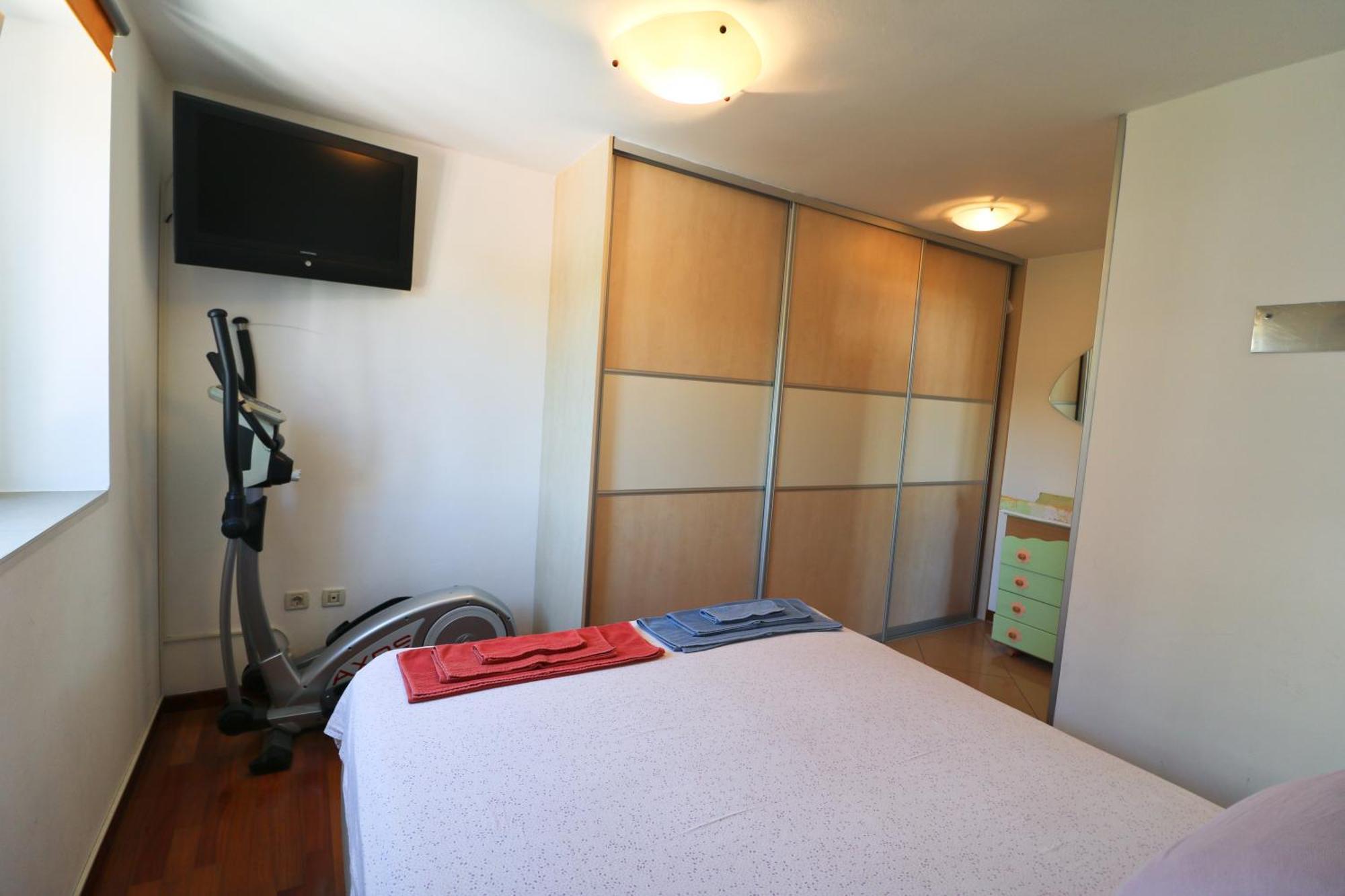 Apartamento And Tudor Split