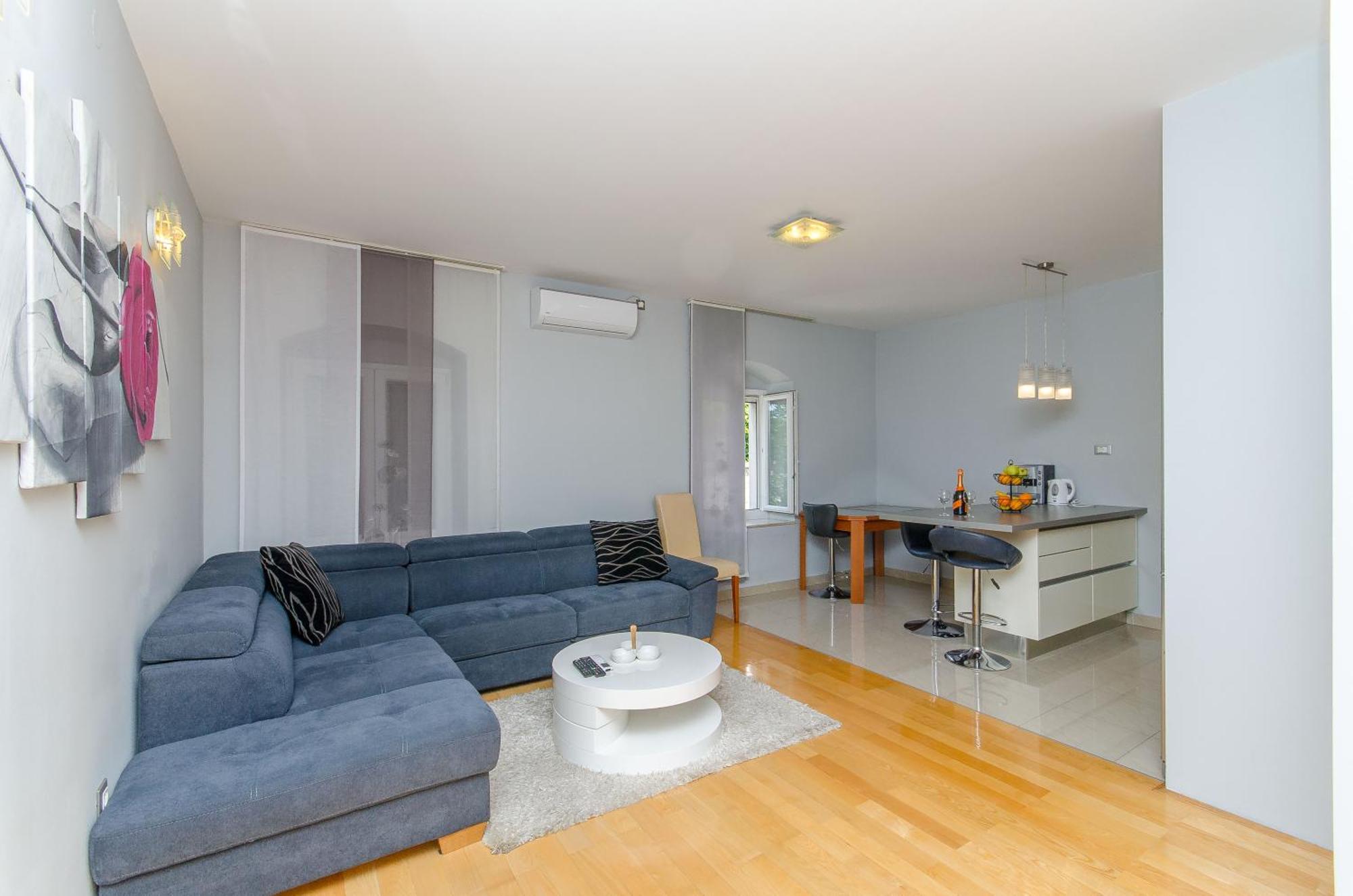 Apartment Stone Rose In Center *
