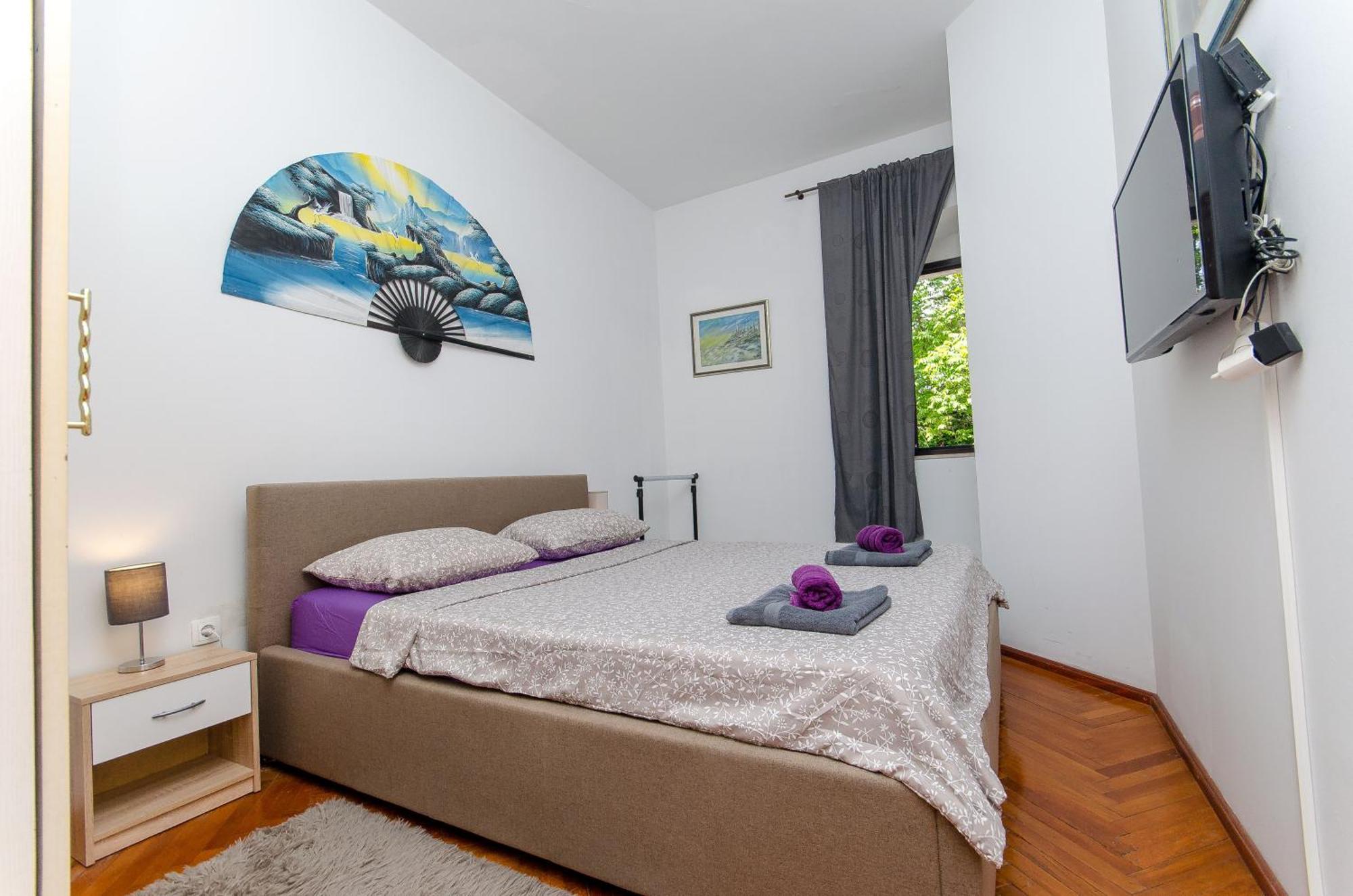Apartment Stone Rose In Center Split