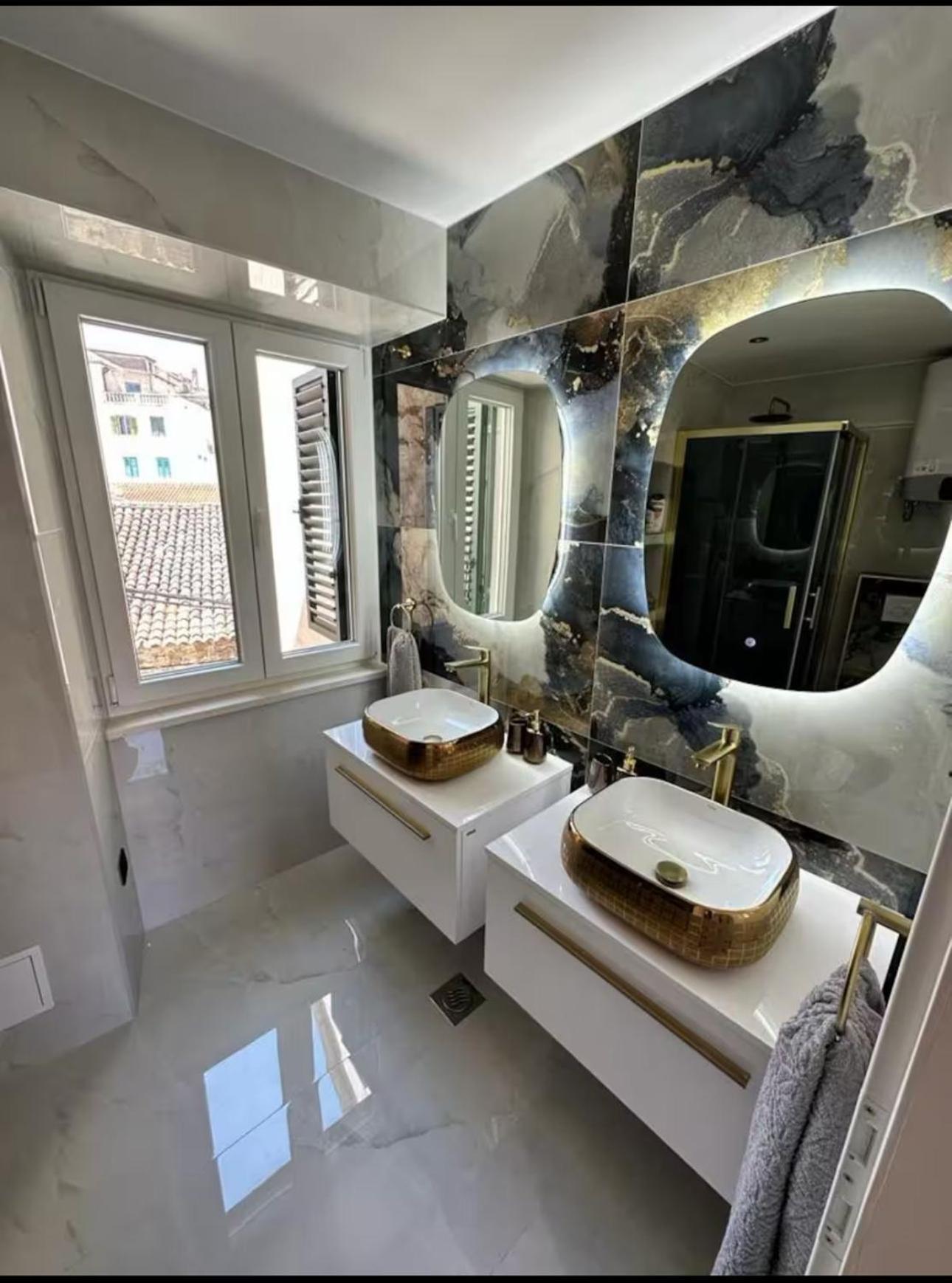 Madonna Luxury Split