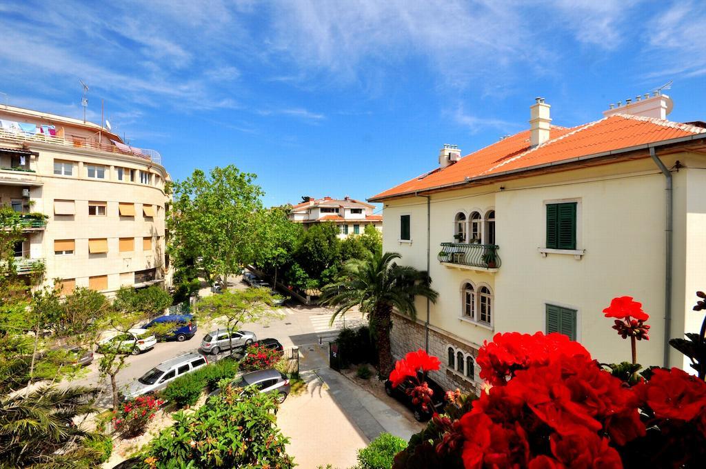 Sakal * Split