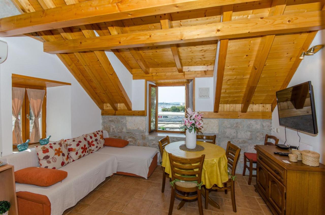 Stone Rose In Center Apartment Split