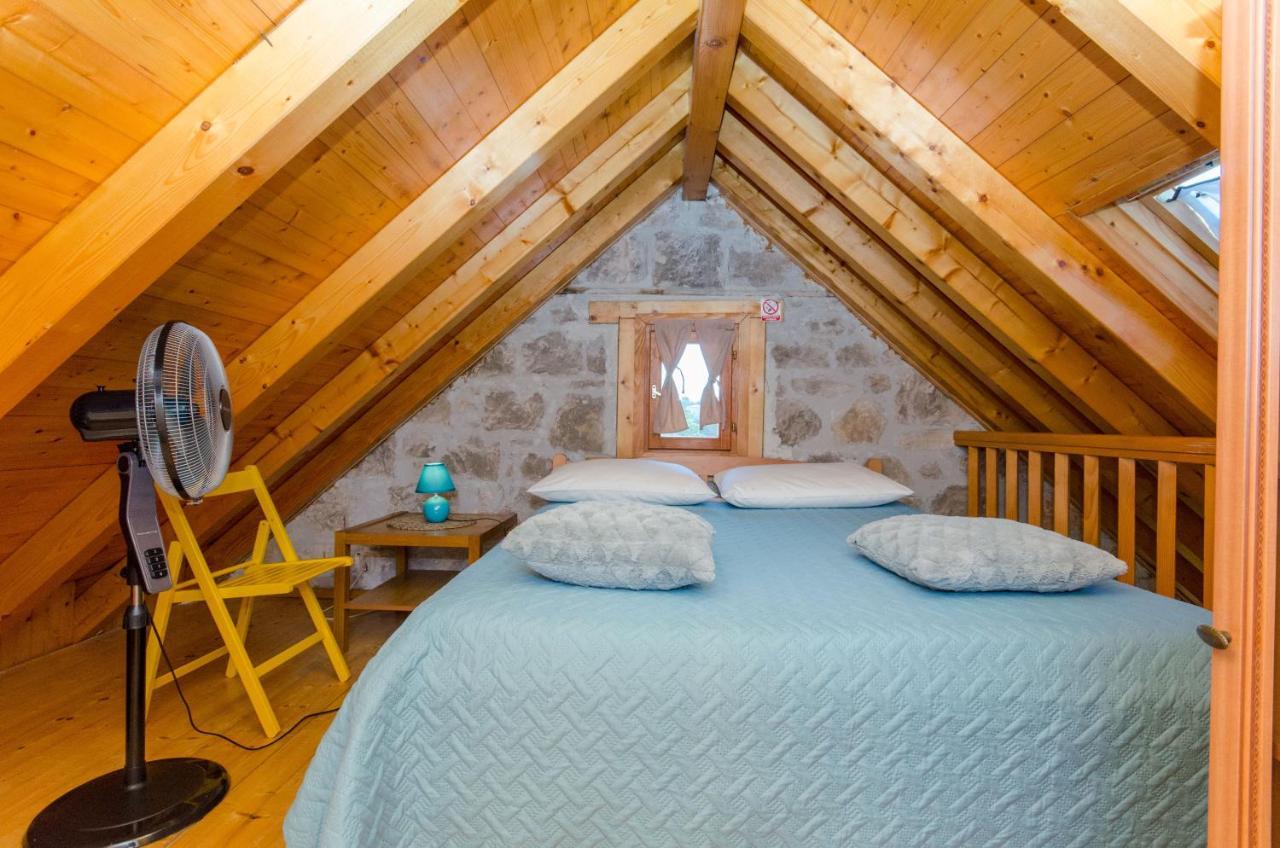 Stone Rose In Center Apartment