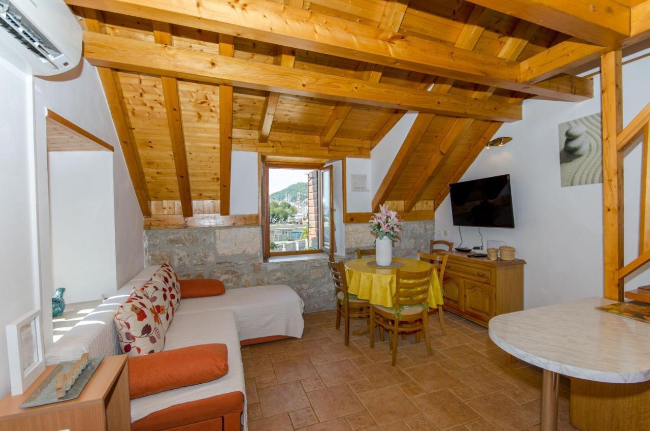 Stone Rose In Center Apartment