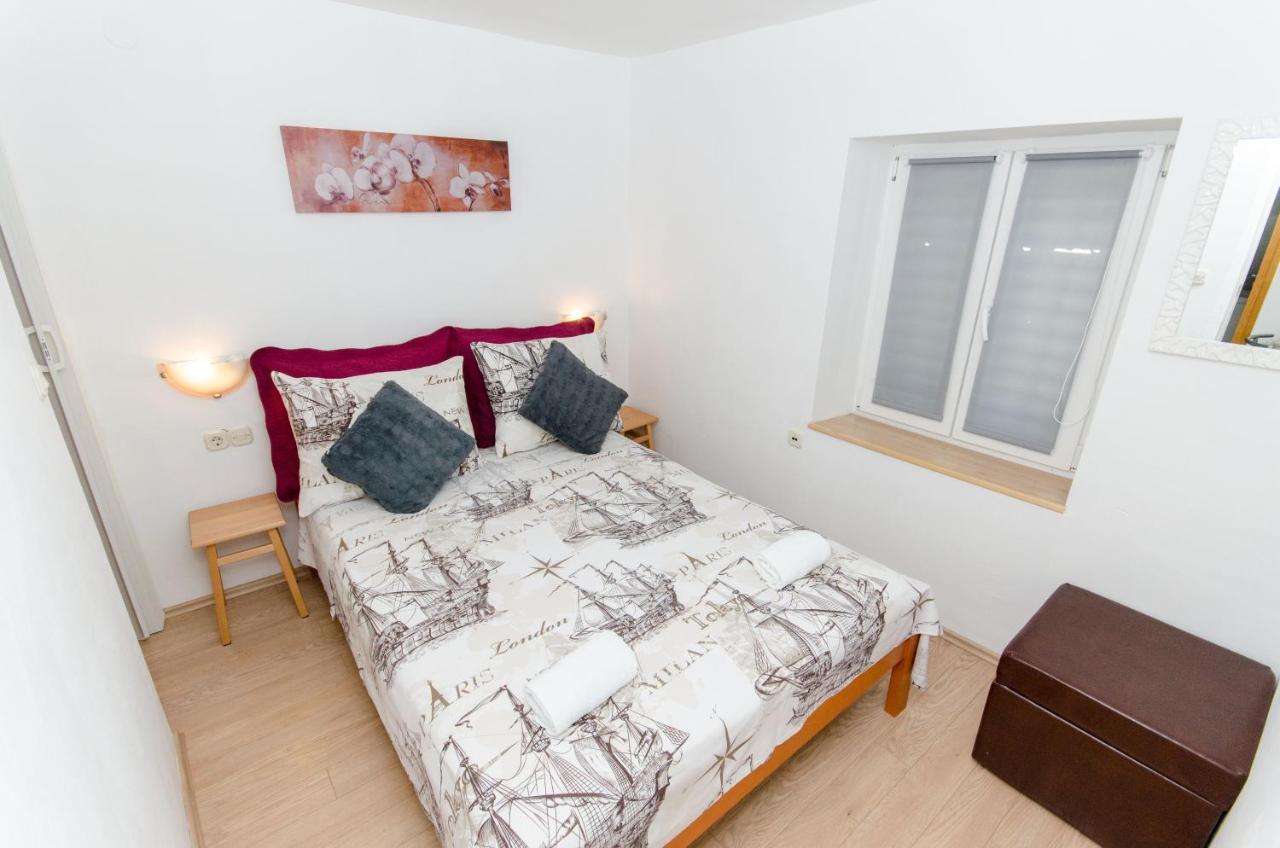 Stone Rose In Center Apartment