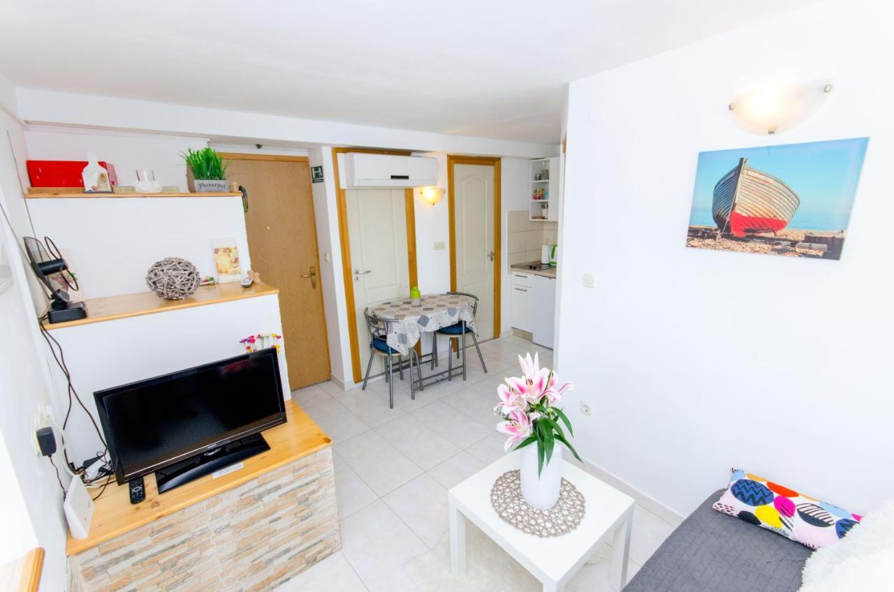 Apartment Stone Rose In Center
