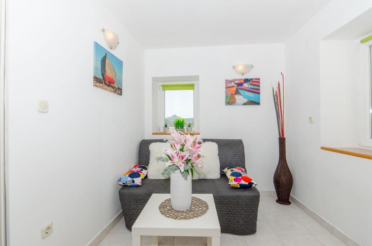 Stone Rose In Center Apartment Split