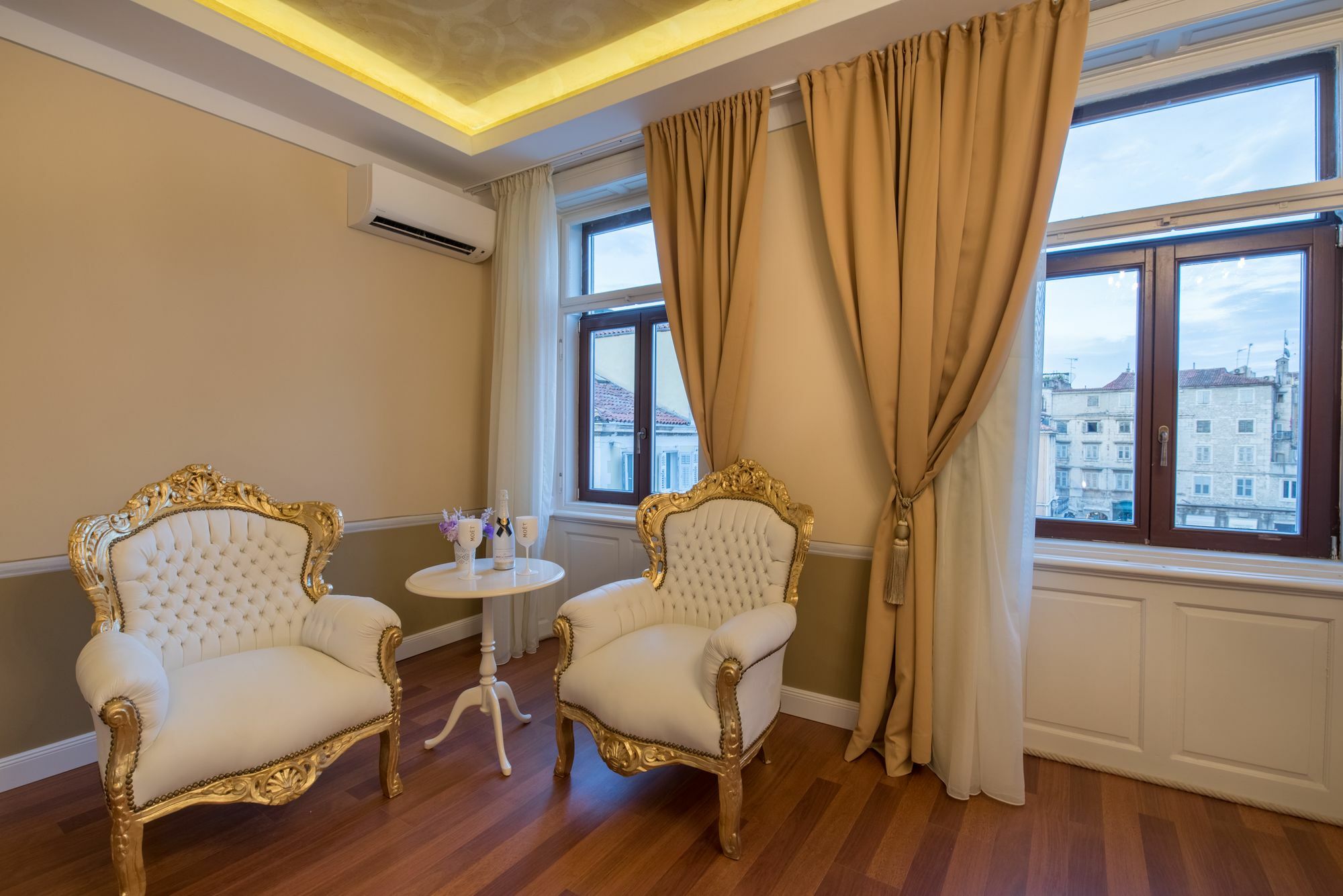 Square Heritage Hotel