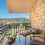 White Stone, Split