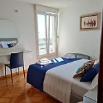Seaside Apartment Gold 1Row