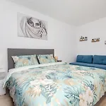 Blue Moon Split Apartment