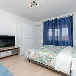 Blue Moon Split Apartment