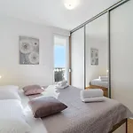 Golden View 8
