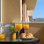 Honeycomb Apartment Split - Free Parking
