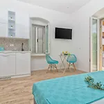 Studio Apartment Little World