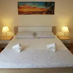 Honeycomb Apartment Split - Free Parking