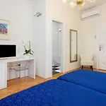 Palace Schoen Milesi - Esense Of Prestige - Private Pool - Free Parking - Old Money Style Luxury Rooms - Walking Distance To The Old Town, The Beach And All Amenities - Buralux Properties