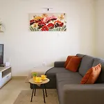 Honeycomb Apartment Split - Free Parking