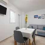 Lovely Central Apartment Ivana With Terrace