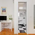 Palace Schoen Milesi - Esense Of Prestige - Private Pool - Free Parking - Old Money Style Luxury Rooms - Walking Distance To The Old Town, The Beach And All Amenities - Buralux Properties