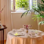 Palace Schoen Milesi - Esense Of Prestige - Private Pool - Free Parking - Old Money Style Luxury Rooms - Walking Distance To The Old Town, The Beach And All Amenities - Buralux Properties