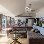 Urban Utopia Penthouse With Private Parking