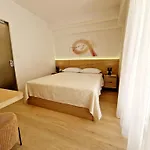 Elodie Split