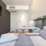 Gray Pearl - Luxury Apartment With Pool