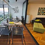 Bob Luxury Design & Sea View Apartment