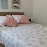 Leona Apartment-Perfect For Four