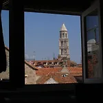 Split Artistic Apartments